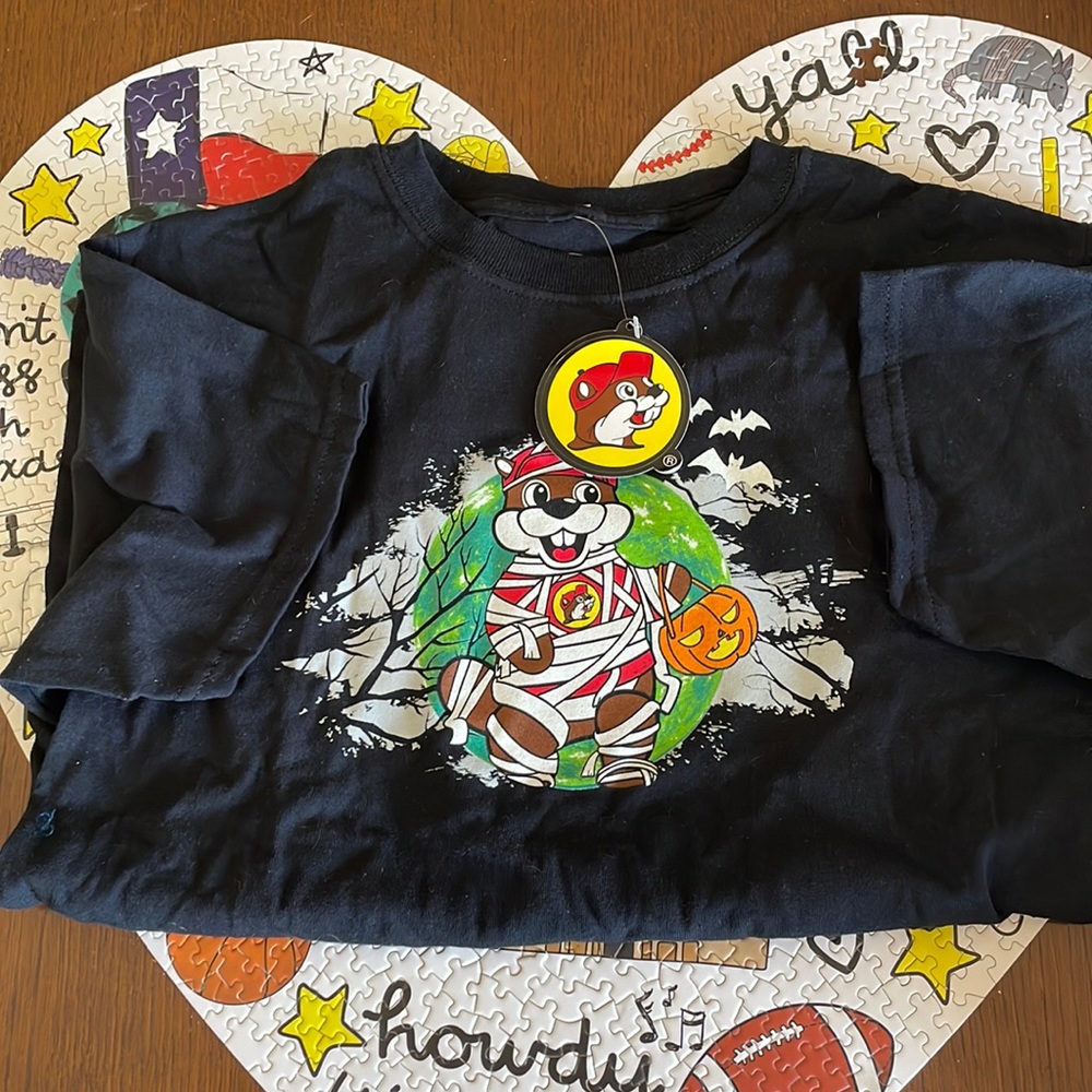 Brand new Halloween bucees tshirt